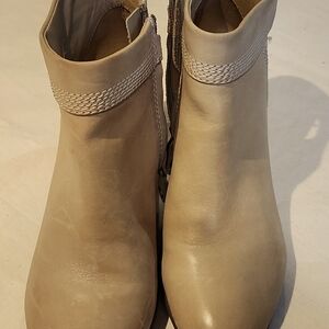 GEOX Ankle boots wooden heel cream zip rounded shape toea cushion sole size 8